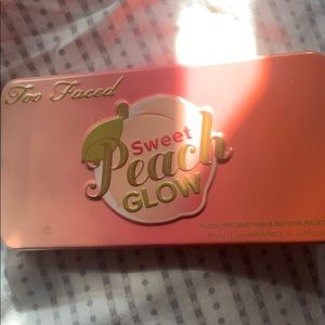 Too faced sweet peach glow